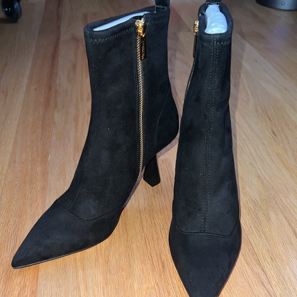 Suede Michael Kors Pointy boots with a comfortable heel.